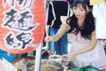 Người đẹp bán mì vỉa hè khiến khách nam "say như điếu đổ"