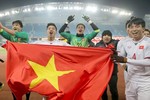 U23 Việt Nam - U23 Uzbekistan: "Ông đưa chân giò, bà thò chai rượu"