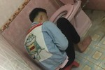 Nhậu say bí tỉ, anh chàng được hộ tống vào toilet cùng chăn chiếu