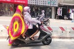 Hết hồn với “style Ninja” trong ngày nắng nóng đỉnh điểm ở Sài Gòn