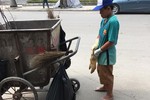 Rơi nước mắt hình ảnh cậu bé phụ mẹ quét rác dịp lễ