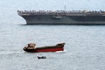 Chùm ảnh cận mặt siêu tàu sân bay USS Theodore Roosevelt dài 332m thả neo ở vịnh Đà Nẵng