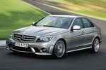 Hãng xe sang Mercedes-Benz bị kiện vì mùi... tất thối