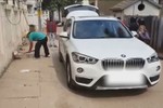 Có ai gây sốc hơn người đàn ông này khi dùng BMW X1 làm xe chở rác