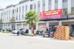 Khách hàng căng băng rôn bao vây Công ty Bất động sản Trần Anh