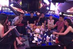 Vợ chồng gửi con cho nhân viên quán karaoke coi giùm để thác loạn tiệc ma tuý với bạn.