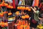 Nhộn nhịp đồ trang trí Halloween: Có giá tới hàng triệu đồng