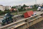 Kinh hoàng thùng container 40 feet đè ôtô trên cao tốc Long Thành - Dầu Giây 