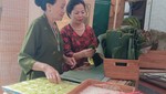 Nữ nghệ nhân giữ gìn bánh cốm truyền thống lâu đời ở Hà Nội