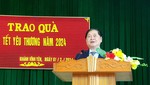 Chủ tịch VUSTA Phan Xuân Dũng trao quà Tết tại Hà Tĩnh