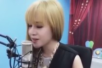 Bà Tưng tóc vàng hoe xinh đẹp cover “Ai khổ vì ai”