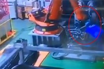 Tai nạn lao động nghiêm trọng: Robot bất ngờ đè chết nam công nhân trong nhà máy