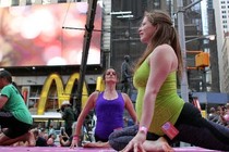 Màn yoga tập thể cực ấn tượng ở New York