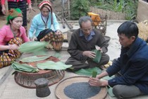 Bánh chưng cắt ra thấy toàn màu đen: đặc sản!