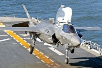 Xem F-35B hạ cánh thẳng đứng trong đêm 