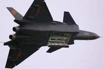 J-20 mang được nhiều vũ khí hơn F-22, F-35? 