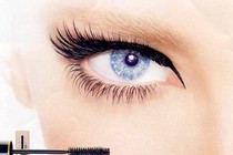 Cách chải mascara để có đôi hàng mi cong vút