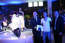 Lộ diện 2 “đại gia” đầu tiên rinh siêu phẩm Vespa 946