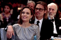 Brad Pitt ủng hộ Angelina Jolie cắt bỏ vú