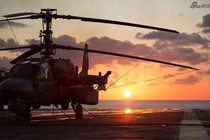 Lãng mạn cảnh tàu sân bay Kuznetsov đón hoàng hôn gần Syria