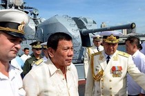 Ảnh Tổng thống Duterte lần đầu thăm tàu chiến Nga