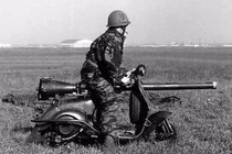 Cười lăn lộn với chiếc xe máy gắn súng Bazooka của Pháp