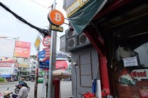 Cận cảnh máy ATM Bitcoin trong tiệm ăn ở Sài Gòn