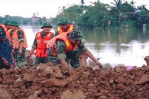 Ai là người quyết định “ném” máy múc tiền tỉ vá đê Cầu Chày?