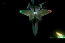 Vẻ đẹp đầy ma mị của phi cơ F-22 Raptor giữa đêm