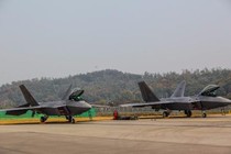 Vừa tới Hàn tập trận, F-22 Mỹ đã "què quặt"