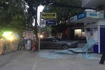 TP HCM: Ôtô BMW nổ lốp đâm vỡ nát trụ ATM 