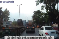 Video: Xe container chở thép cuộn 60 tấn đứt cáp xích, nhiều người thoát nạn