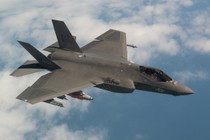 F-35 của Mỹ thể hiện động tác bay mới – “Rắn hổ mang quay đầu“!