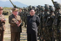 Cận vệ của ông Kim Jong-un sẽ mang vũ khí nào tới Việt Nam?