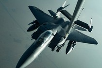 Mỹ mang F-15 gắn bom chùm tới Trung Đông, tàu chiến Iran coi chừng!