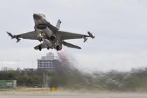 Choáng: Tiêm kích F-16 Mỹ phóng sát đất cực nhanh, "đánh chặn" ô tô của nghi phạm