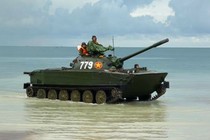 Xe tăng lội nước PT-76 của Việt Nam có thể bơi lùi, nhưng bằng cách nào?