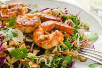 Vào bếp với món salad tôm nướng ngon mắt ngon miệng