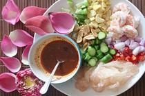 Cách làm salad tôm bưởi cay cay vị Thái ngày mát trời