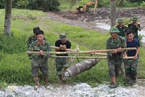 Tá hỏa phát hiện bom "khủng" dài 1,5m khi đào ao