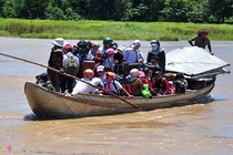 Người dân "Ốc đảo sông Trà" chen chúc qua đò mùa lũ