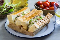 15 phút làm sandwich tôm cay cho bữa sáng gia đình 