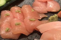 Ăn sashimi thịt gà dễ nhiễm khuẩn salmonella nguy hiểm