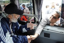 Cựu Chủ tịch Fidel Castro tái xuất sau 14 tháng