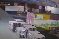 Video: Xe tải "vận đen", bị thùng container rơi từ trên cao trúng