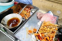 Đồ ăn vặt cổng trường gắn liền với hiểm họa về an toàn thực phẩm