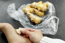 Công dụng bất ngờ nhờ xoa gừng vào lòng bàn chân trước khi ngủ