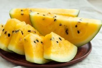 Dưa hấu ruột vàng, xoài đỏ,… giá cao vẫn "hút" khách