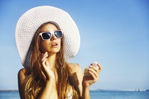 4 món đồ không thể thiếu khi ra đường mùa hè