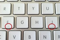 Vì sao phím F và J trên bàn phím máy tính lại có đường lằn ngang?